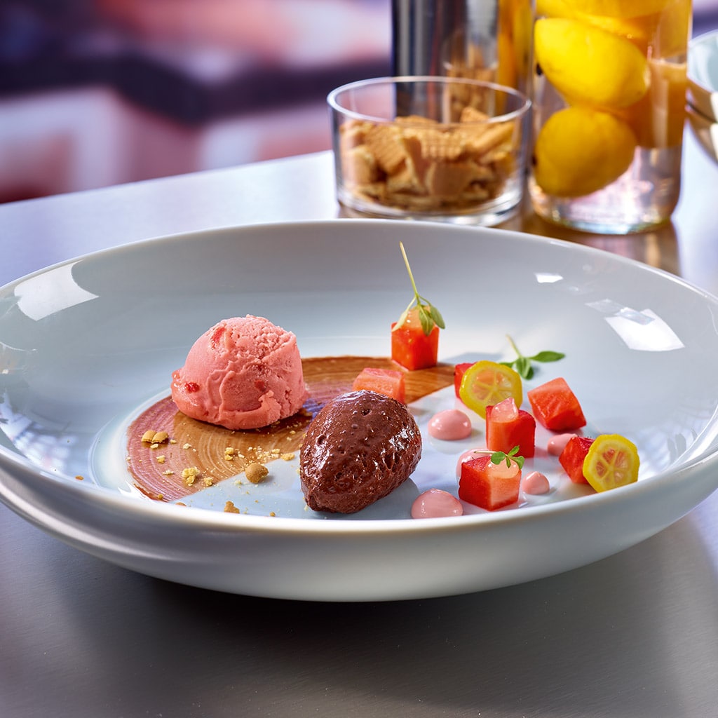 Luftige Schoko-Zitrus-Erdbeeren mit Sorbet & Butterkeks Crunch